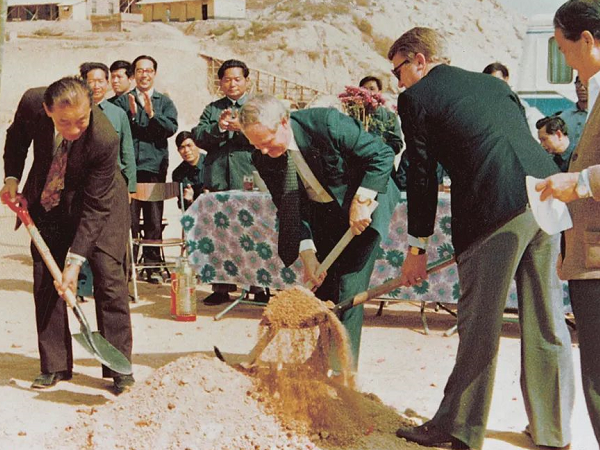 人民日報 | 麥伯良：敢闖敢試，泥路走成幸福路