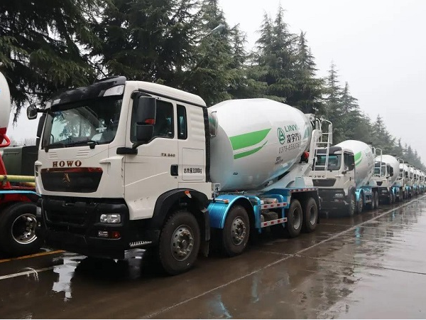 春雨濛濛，氣勢如虹！凌宇攪拌車震撼發(fā)車！